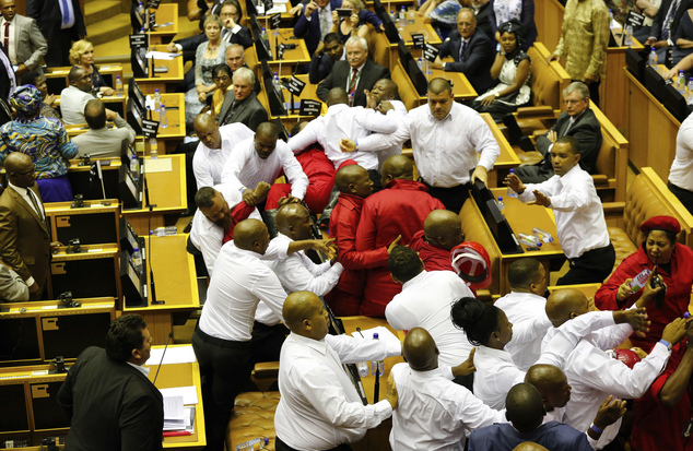 Σε ρινγκ μετέτρεψαν το κοινοβούλιο της Νότιας Αφρικής οι βουλευτές (Photos-Video) - Media