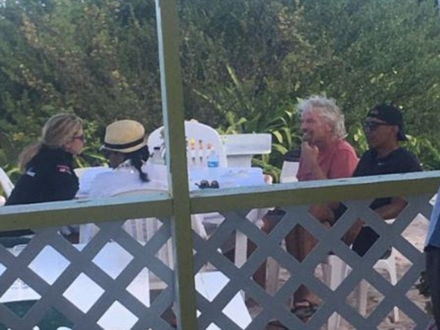 Συνεχίζουν τις διακοπές οι Ομπάμα με γνωστό μεγιστάνα (Photos) - Media