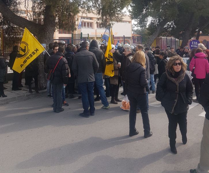 Εικόνες ντροπής στο Ωραιόκαστρο - Ομάδα εθνικιστών καθυβρίζει προσφυγόπουλα (Photos-Videos) - Media