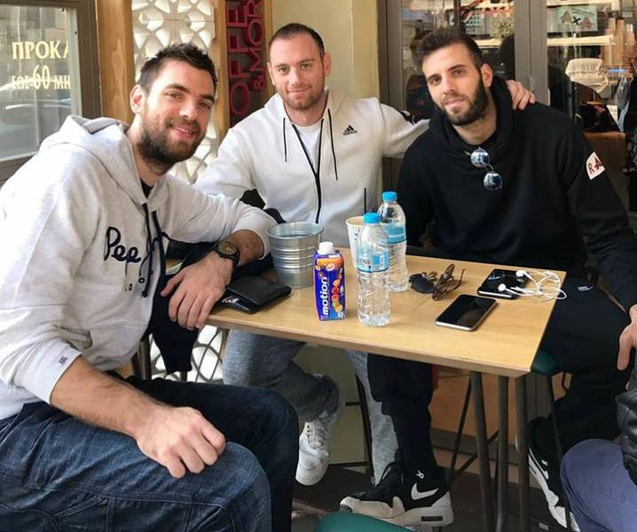 Ο... καφές ενώνει: Μαζί για καφεδάκι παίκτες του Παναθηναϊκού και του Ολυμπιακού (Photo) - Media