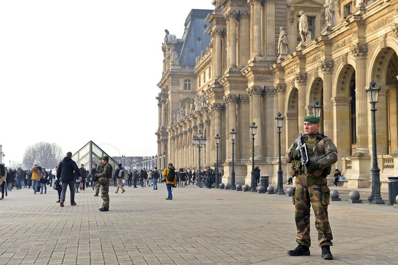 Συναγερμός στο Παρίσι : Ένοπλη επίθεση σε στρατιώτη στο Λούβρο, δεν αποκλείεται το ενδεχόμενο της τρομοκρατίας  (Photos - Videos) - Media