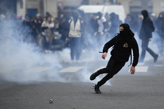 Παρίσι: Επεισόδια και συλλήψεις σε διαδήλωση μαθητών κατά της αστυνομικής βίας (Photos - Videos) - Media