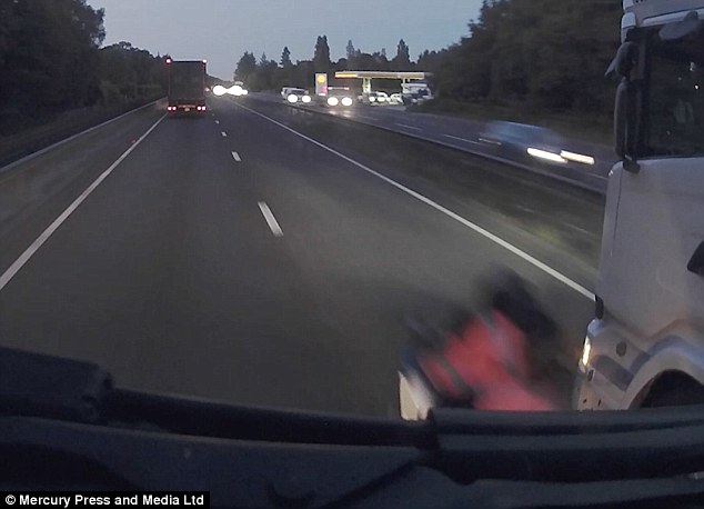 Προσπέραση ανάμεσα από δύο φορτηγά - Απερίσκεπτος μοτοσικλετιστής παίζει με το θάνατο (Photos-Video) - Media