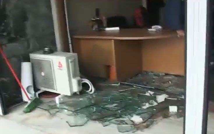 Επεισόδια από τους πυροσβέστες - Εισέβαλαν στο υπουργείο Διοικητικής Μεταρρύθμισης - Media