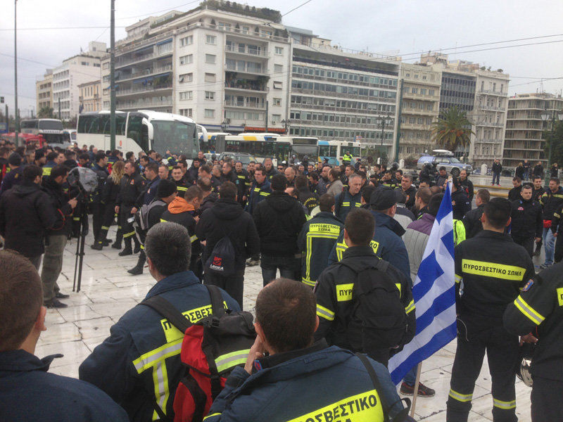 Διαμαρτυρία πυροσβεστών πενταετούς υποχρέωσης - Άνοιξαν Αμαλίας, Ακαδημίας, κλειστή η Βασ.Σοφίας - Media