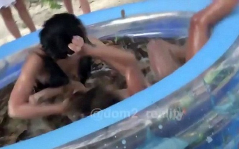 Άγριος καυγάς γυναικών σε ρωσικό ριάλιτι –  Μαλλιοτραβήχτηκαν μέσα στην πισίνα (Photos - Video) - Media
