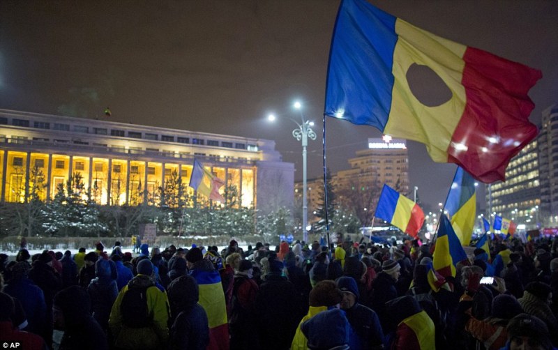 Συνεχίζονται οι διαδηλώσεις κατά της κυβέρνησης στη Ρουμανία - «Κλέφτες, παραιτηθείτε!» (Photos) - Media