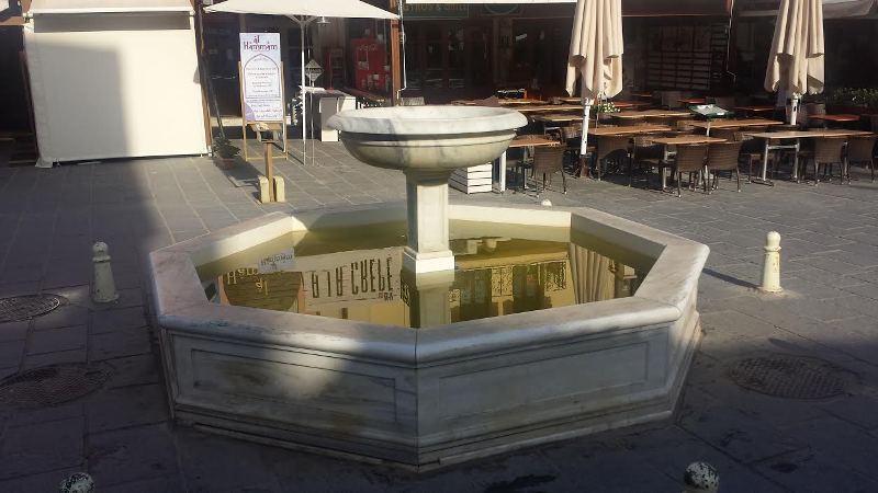 Φρίκη στον Βόλο: Πετούσαν κέρματα σε σιντριβάνι και ανάγκαζαν νεαρό να βουτάει στα παγωμένα νερά για να τα βρει - Media