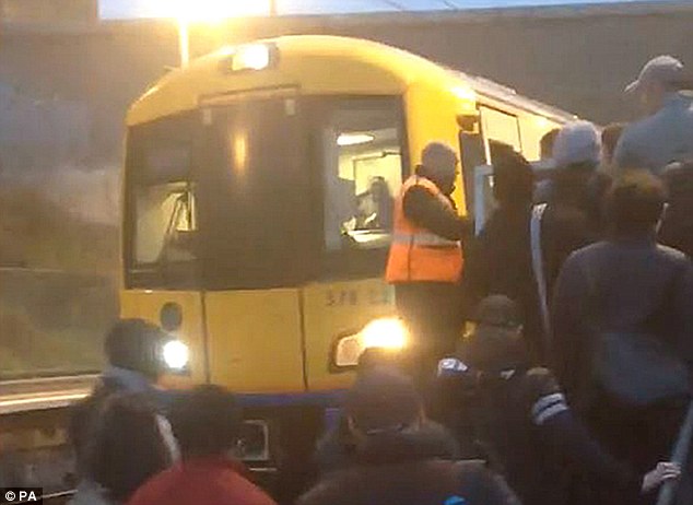 Πανικός στο Λονδίνο - Τρεις τραυματίες από πυρκαγιά σε σταθμό τρένου (Photos-Video) - Media