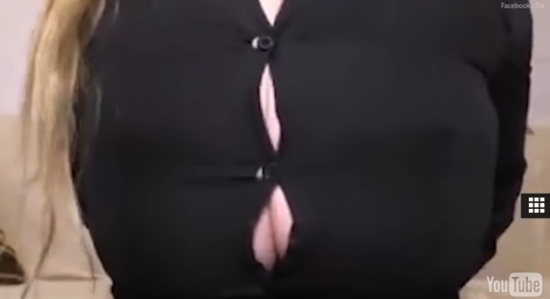 Ρωσία έχεις... ταλέντο - Ξεκουμπώνει το πουκάμισο με το στήθος της (Video) - Media