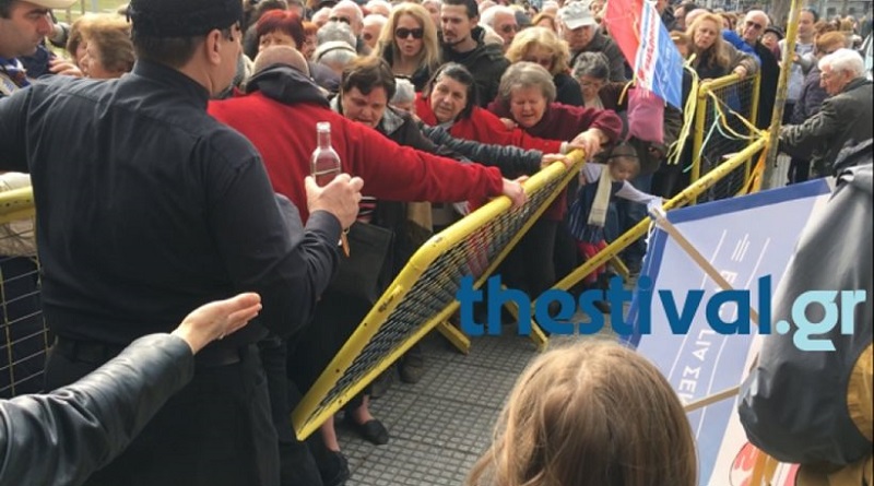 Τεράστιες ουρές, σπρωξίματα και στριμωξίδι για ένα πιάτο φασολάδας στη Θεσσαλονίκη (Video)  - Media