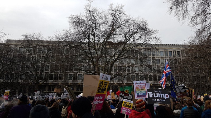 Ο Τραμπ έβγαλε και τους Βρετανούς στο δρόμο  - Media