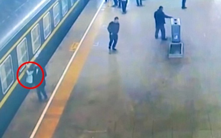 Διάσωση παιδιού που έπεσε στις ράγες- Στο κενό ανάμεσα στον συρμό και την αποβάθρα (Photos-Video) - Media