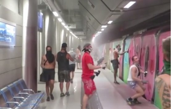 Γερμανοί κάνουν γκράφιτι σε βαγόνια του μετρό στο Χαλάνδρι! (Photos - Video) - Media