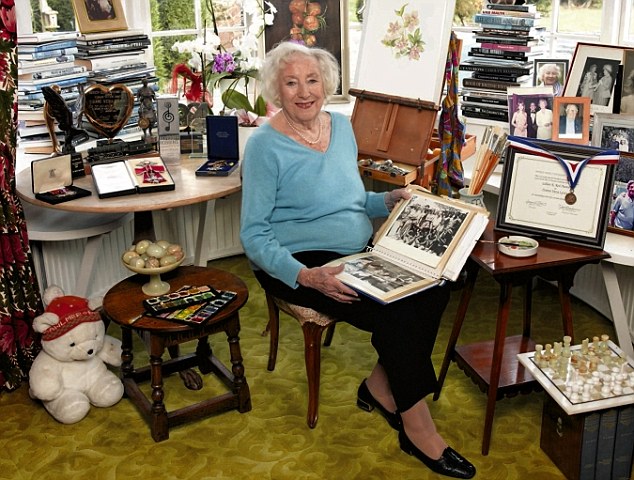 Η τραγουδίστρια Βέρα Λιν γιορτάζει τα 100ά γενέθλιά της με νέο δίσκο - Media