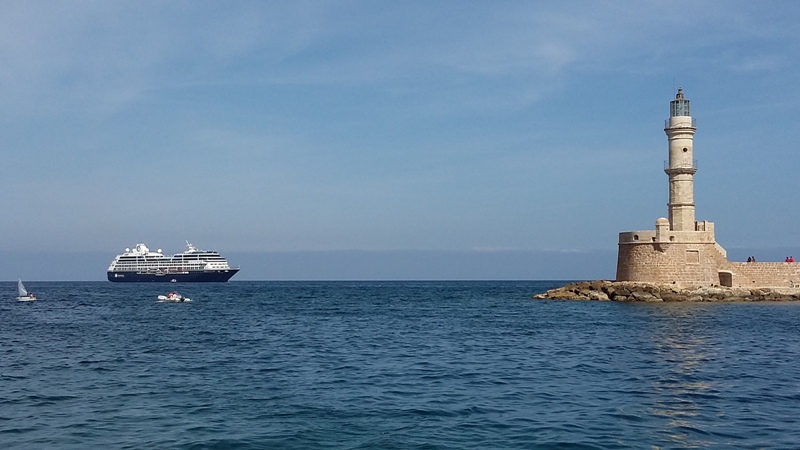 «Πανικός» στο λιμάνι των Χανίων από τηλεφώνημα για βόμβα σε πλοίο - Media