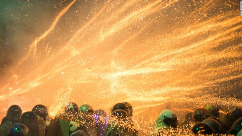 Ποιος Βροντάδος; Αυτό είναι το πιο επικίνδυνο φεστιβάλ πυροτεχνημάτων στον κόσμο (Photos-Video) - Media