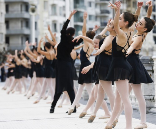 Ισπανία: 1.500 μπαλαρίνες χορεύουν στην παραλία (Photos) - Media