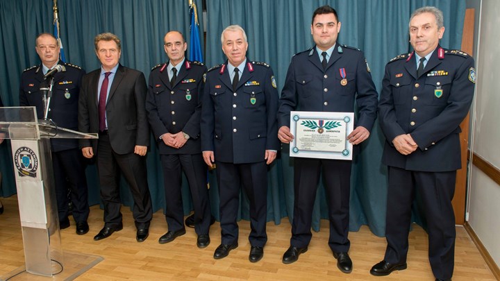 Αυτός είναι ο ήρωας αστυνομικός που έσωσε παιδάκι μέσα από φλεγόμενο σπίτι στα Πατήσια - Παρασημοφορήθηκε για τη γενναιότητά του - Media