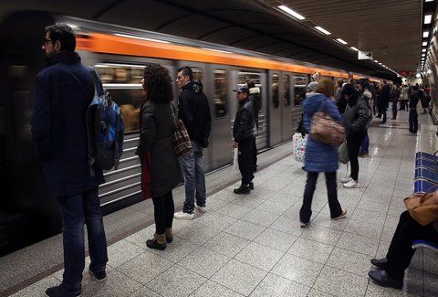 Απίστευτο κόλπο: Έτσι θα βρίσκετε πάντα ελεύθερη θέση για να καθίσετε σε Μετρό και Ηλεκτρικό!    - Media
