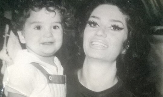 Ποιος γνωστός Έλληνας της σόουμπιζ είναι το αγοράκι της φωτό; - Media