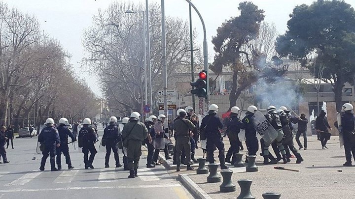 Μυρίζει μπαρούτι στη Θεσσαλονίκη - Συμπλοκές αντιεξουσιαστών - ΜΑΤ στον Λευκό Πύργο και συγκεντρώσεις ακροδεξιών το απόγευμα - Media