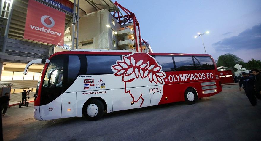 Το πούλμαν του Ολυμπιακού τράκαρε με περιπολικό έξω από τη Λεωφόρο - Media