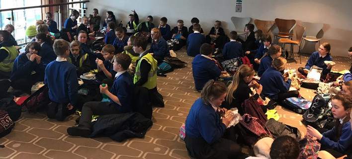 Συγκλονιστική σκηνή: Νίκησαν το φόβο με παιδικά τραγούδια 53 μαθητές, εγκλωβισμένοι στο βρετανικό κοινοβούλιο - Media