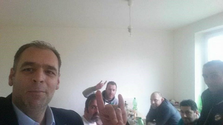 Σάλος με στέλεχος του ΠΑΣΟΚ που κάνει το σήμα των Γκρίζων Λύκων - Παραπέμπεται με το ερώτημα της διαγραφής (Photo) - Media