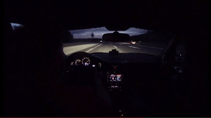Βίντεο με κλατάρισμα ελαστικού σε Porsche που τρέχει με 330 χλμ.  - Media