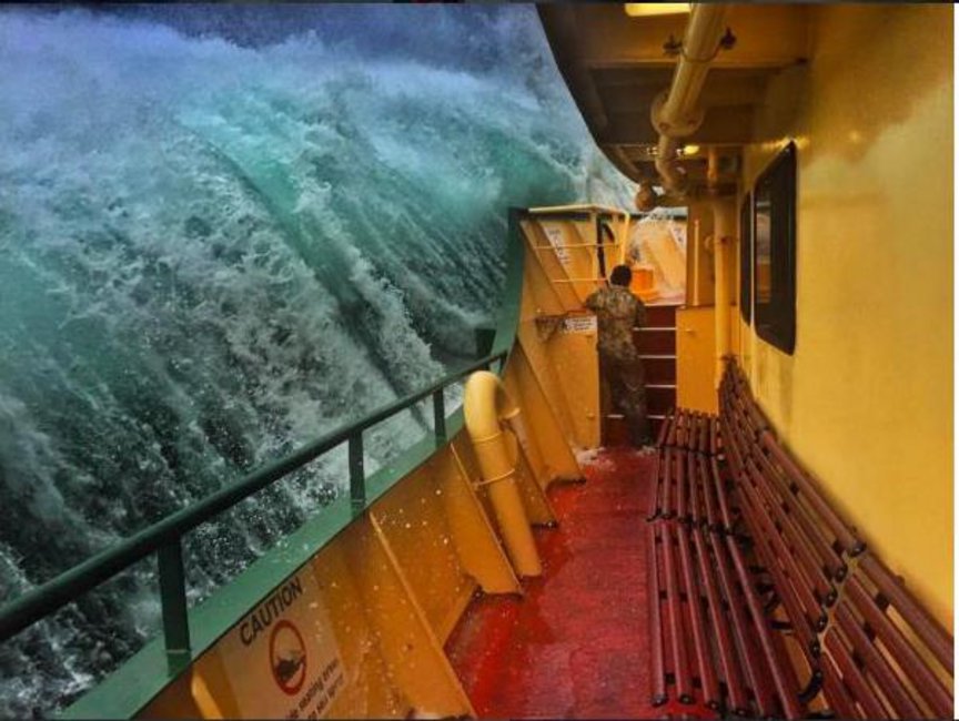 Πώς είναι να παίρνεις το ferry boat μια μέρα με πολλά μποφόρ - Συγκλονιστικές φωτογραφίες - Media
