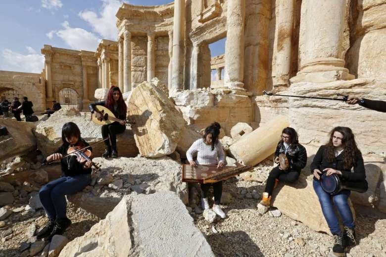 Γυναικεία ορχήστρα δίνει συναυλίες στα ερείπια της Παλμύρας - Media