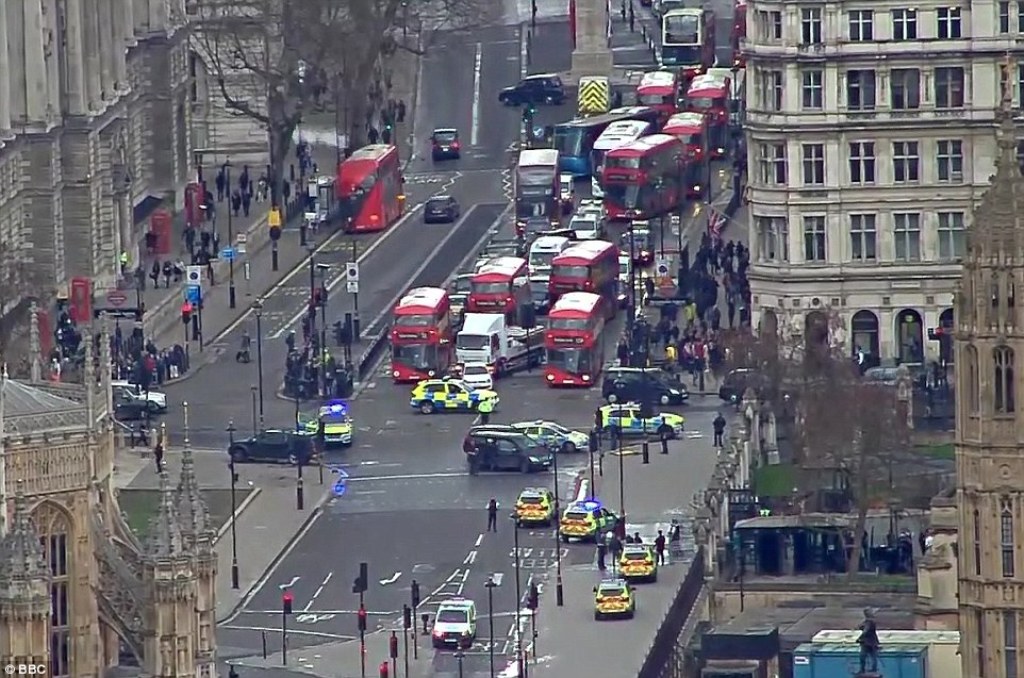 Τρόμος στο Λονδίνο - Τουλάχιστον 5 νεκροί και 40 τραυματίες από τη διπλή επίθεση - Δυο αστυνομικοί σε κρίσιμη κατάσταση  (Photos)  - Media