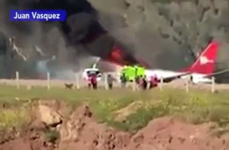 Τρόμος στον αέρα: Αεροσκάφος με βλάβη τυλίχθηκε στις φλόγες όταν έκανε αναγκαστική προσγείωση (Video) - Media