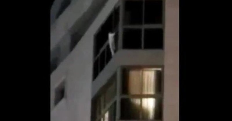 Κόβει την ανάσα: Πεντάχρονη κρεμάστηκε από μπαλκόνι 7ου ορόφου - Αγωνιώδης διάσωση (Video) - Media