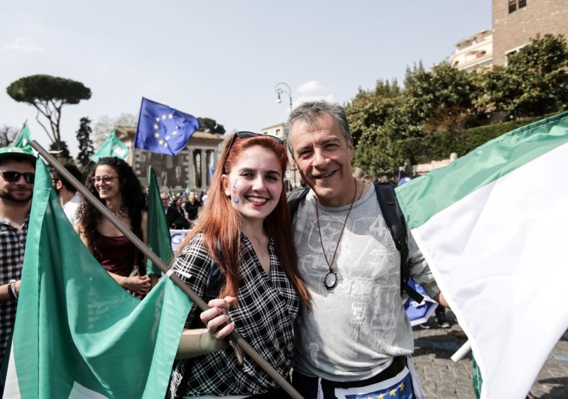 Ο Θεοδωράκης διαδηλώνει υπέρ της Ευρώπης στη Ρώμη: «Να κλείσουμε το δρόμο στους φασίστες» - Media