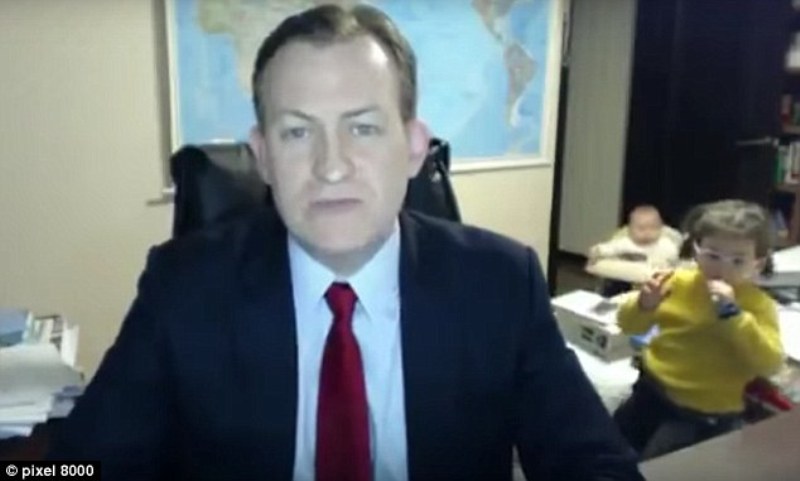 Λύθηκε η απορία! Αυτός είναι ο λόγος του τα πιτσιρίκια «εισέβαλαν» στην συνέντευξη του μπαμπά τους (Photos - Video) - Media