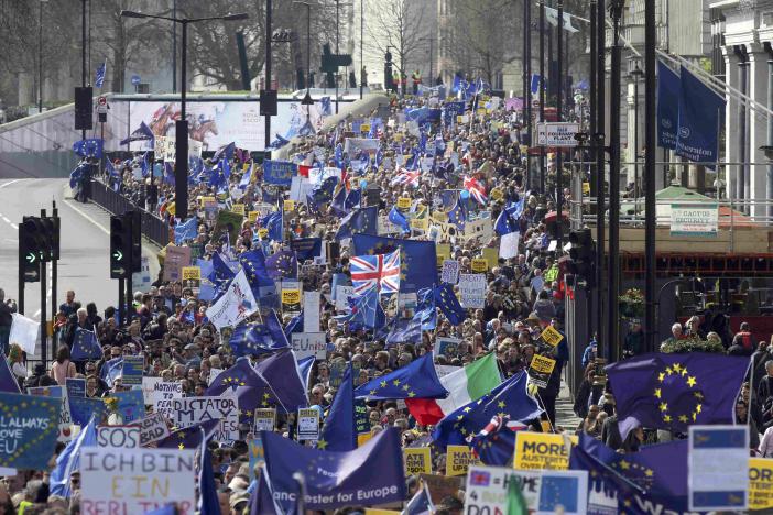 Stop Brexit! Χιλιάδες Βρετανοί διαμαρτύρονται στους δρόμους - Media