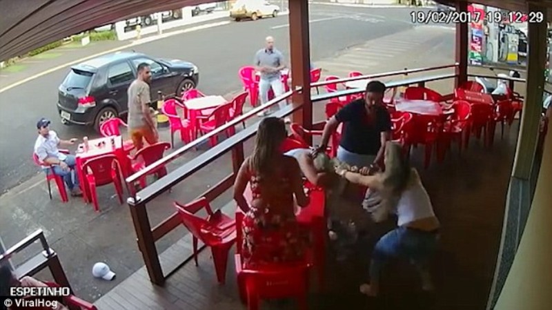 Έπιασε από το μαλλί την ερωμένη του άντρα της και την έσερνε  (Video) - Media