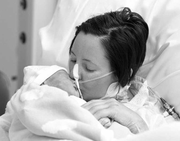 Τραγωδία: Ξύπνησε από κώμα και έμαθε ότι το μωρό της είναι νεκρό (photos) - Media
