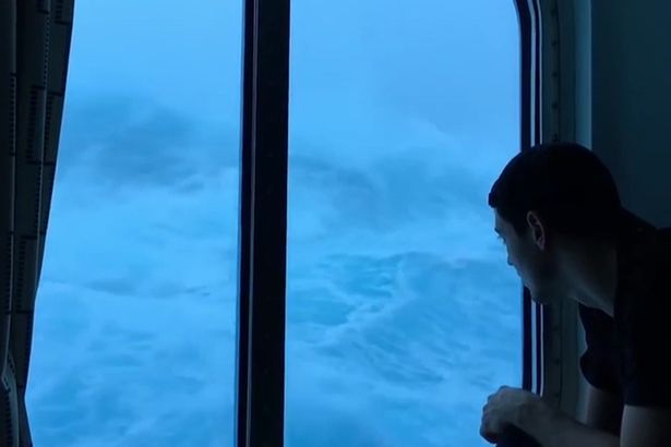 Κρουαζιέρα – θρίλερ με κύματα 10 μέτρων! Στιγμές Τιτανικού έζησαν 4.500 επιβάτες (Video) - Media