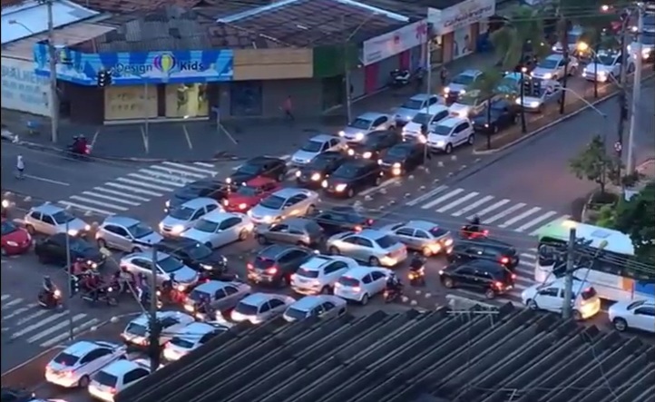 Τι συμβαίνει όταν δεν δουλεύουν τα φανάρια σε διασταύρωση πόλης (Video) - Media