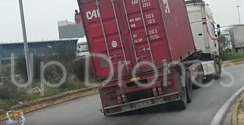 Ο Χάρος βγήκε παγανιά στον Πειραιά: Φορτηγό με σκασμένα λάστιχα μεταφέρει κοντέινερ (Video) - Media