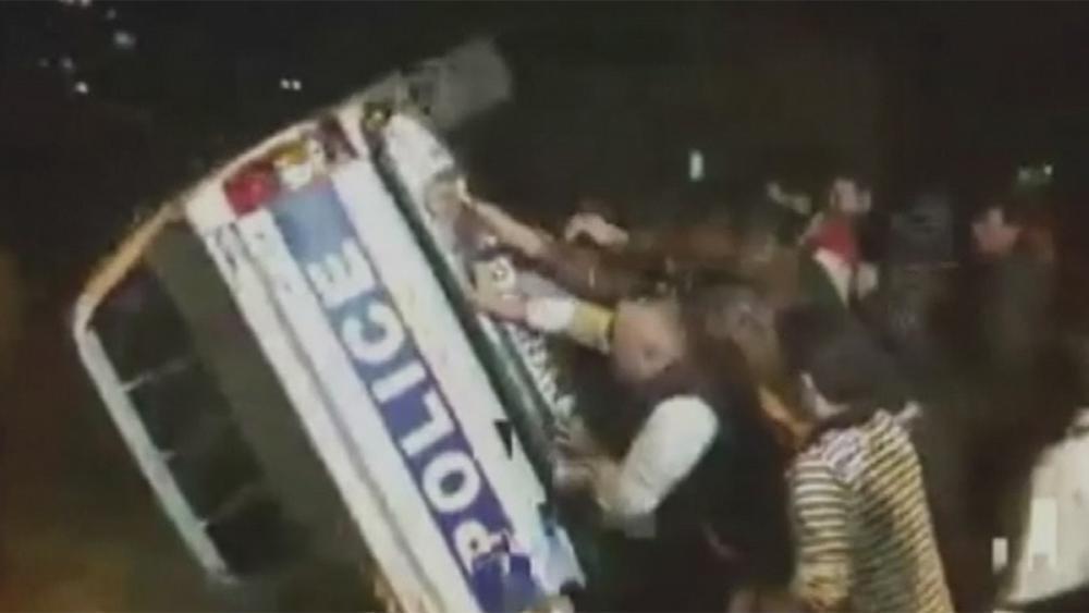 Γεωργία: Αναποδογύρισαν περιπολικό για πρόστιμα στάθμευσης (Video) - Media