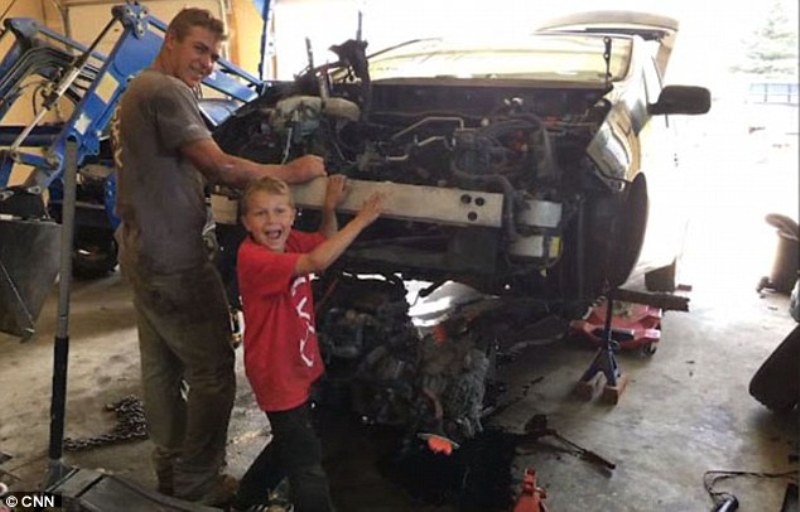 Ένας μικρός ήρωας: Έσωσε τον πατέρα του από αυτοκίνητο 2 τόνων! (video) - Media