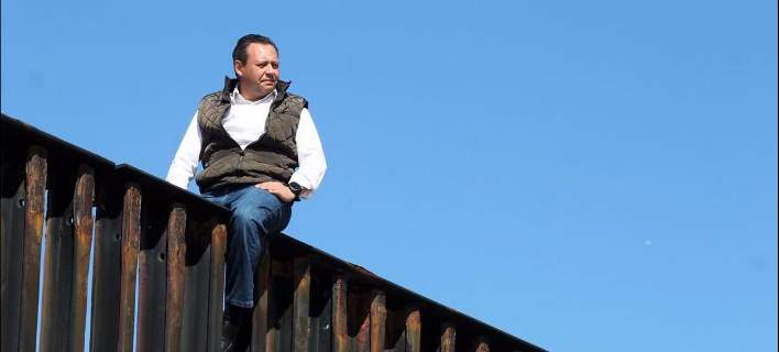 Μεξικανός βουλευτής πέρασε το περιβόητο τείχος: Τραμπ, κοίτα πόσο εύκολο είναι! (Photos) - Media