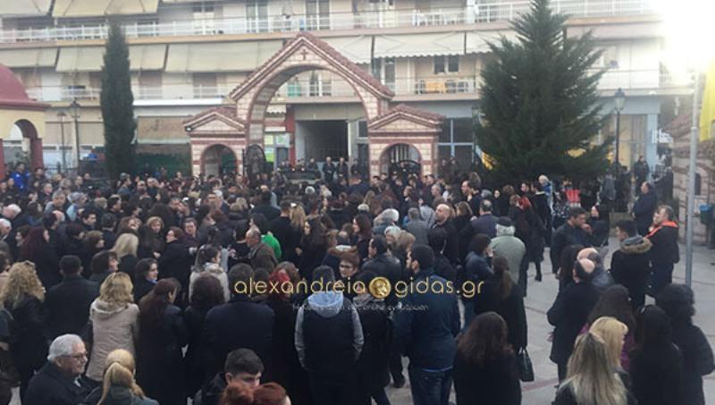 Σπάραξαν καρδιές στην κηδεία της 14χρονης Κατερίνας στην Ημαθία (Photos) - Media