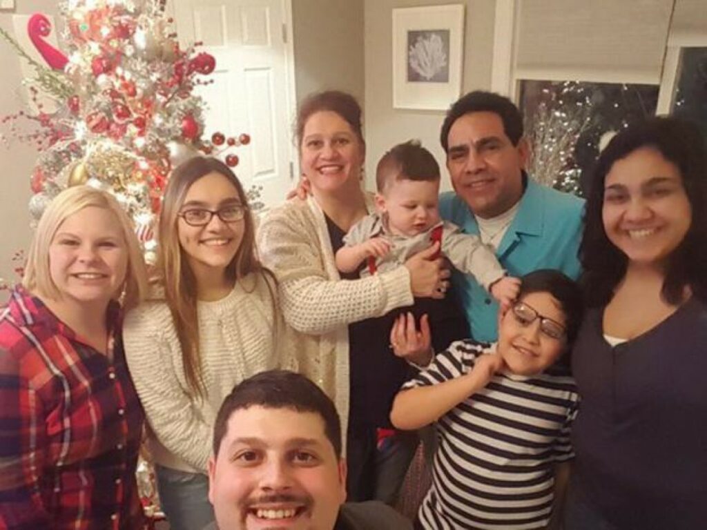 Ψηφοφόρος του Τραμπ ...χτυπάει το κεφάλι της: Απέλασαν τον σύζυγό της  - Media