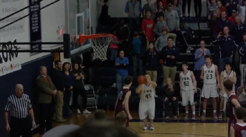 Παιδάκι με σύνδρομο down πετυχαίνει το νικητήριο καλάθι και το αποθεώνουν συμπαίκτες και αντίπαλοι (Video)  - Media