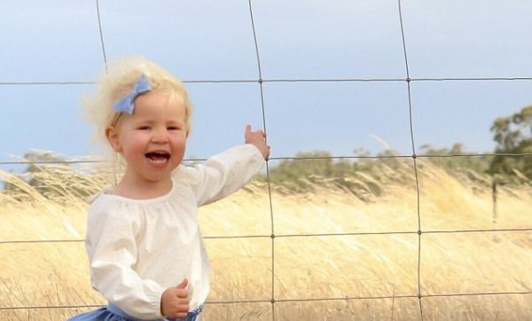 Η μικρούλα τις φωτογραφίας διατρέχει θανάσιμο κίνδυνο - Μπορείτε να καταλάβετε γιατί; (Photos) - Media